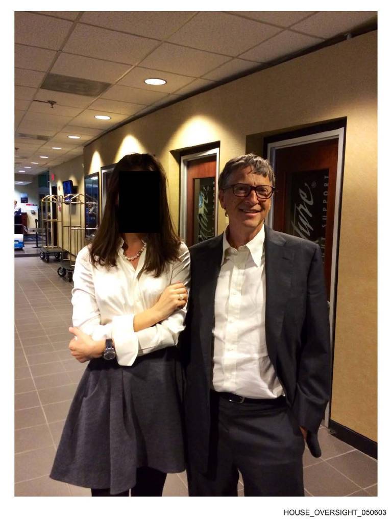 $!Fotografía sin fecha específica de toma donde aparece el magnate Bill Gates posando junto a una mujer con el rostro censurado para proteger su identidad.