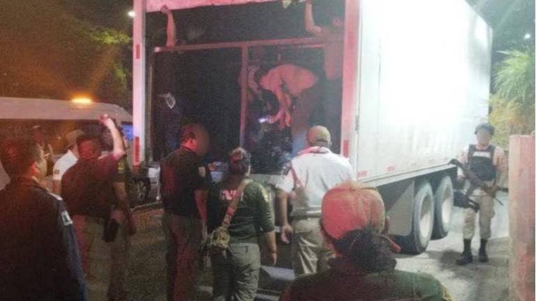 Tres familias ecuatorianas viajaban hacinadas en camión que fue interceptado por autoridades mexicanas