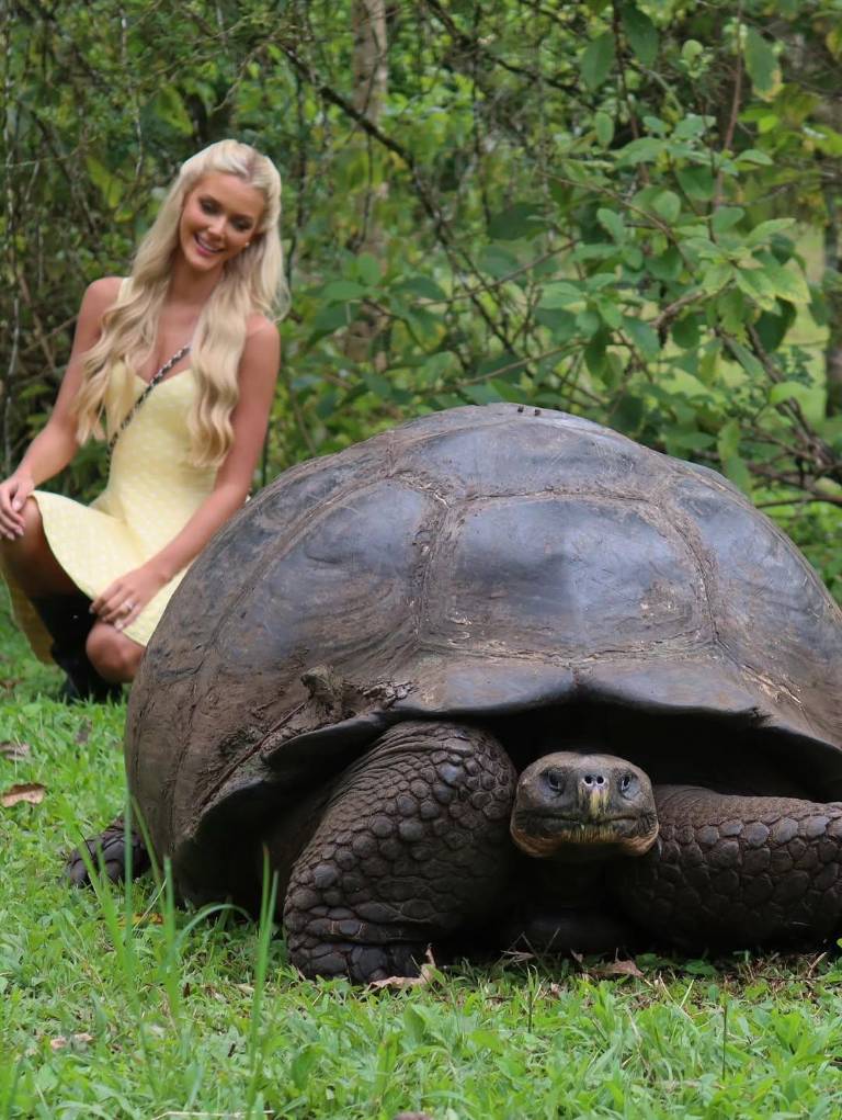 $!“Así es como debería ser proteger nuestro planeta”, expresó Miss Universo tras su visita al archipiélago ecuatoriano.