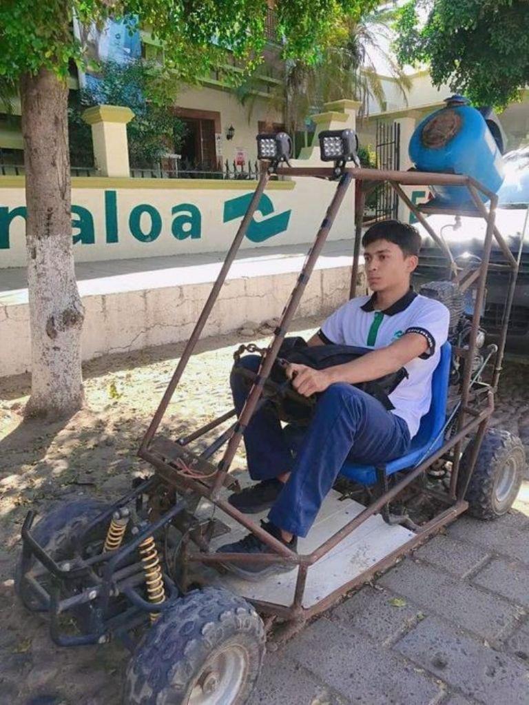 $!Joven construyó un auto para ir al colegio con materiales reciclados