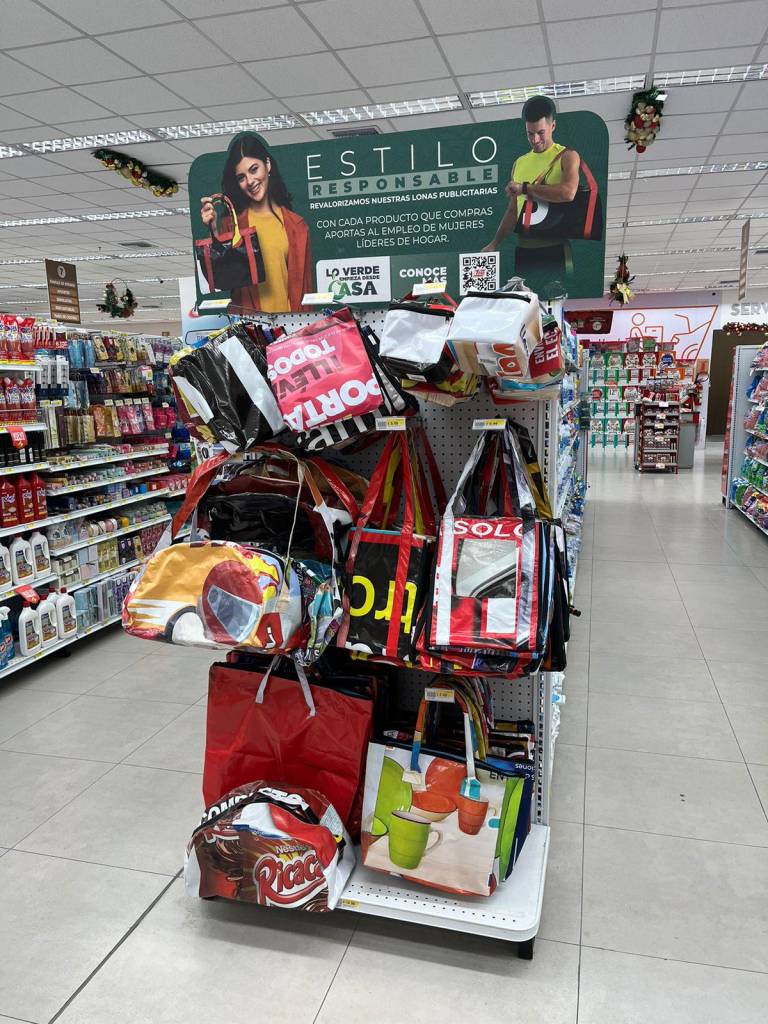 $!Supermercados TÍA convierte lonas publicitarias en accesorios confeccionados por mujeres