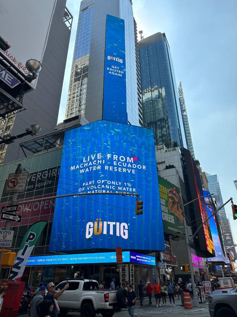 $!En septiembre del 2023 se pudo ver la transmisión en vivo las burbujas naturales de las fuentes de agua volcánica de Machachi - Ecuador en una de las pantallas gigantes de Times Square en Nueva York.