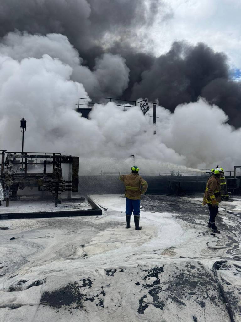 $!Fuerte incendio en Refinería de Esmeraldas.