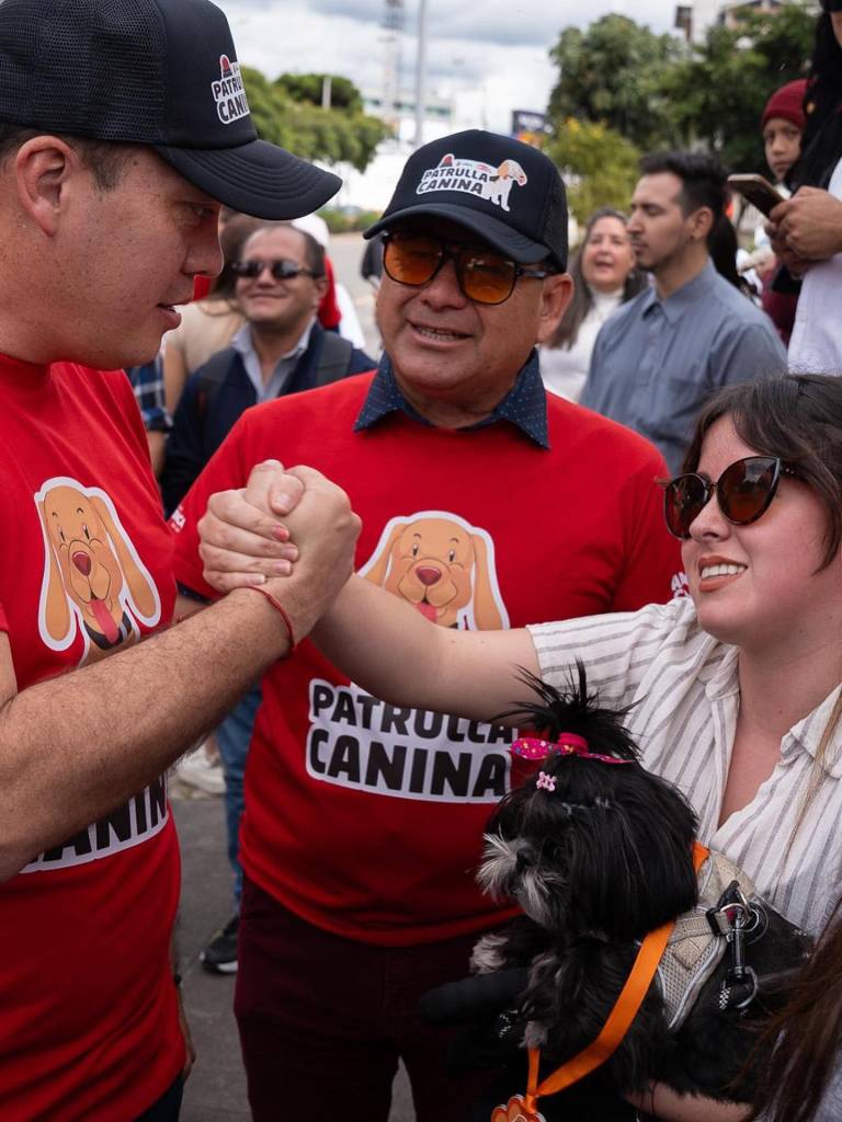 $!Alcalde de Cuenca, Cristian Zamora junto a una ciudadana y su mascota.
