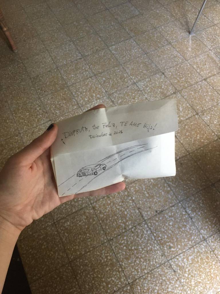 $!Padre guarda carta de su hija durante 20 años y la devuelve con un regalo inolvidable