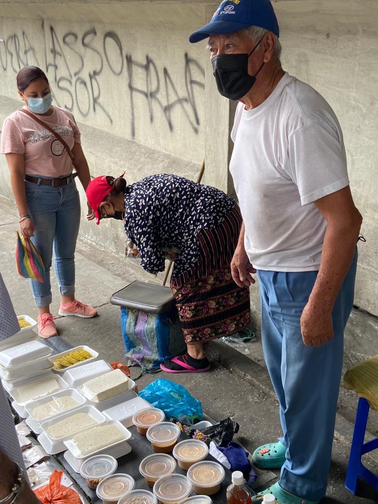 $!“Solo queremos ser felices”: dos abuelos que se ganan la vida bajo un puente en Guayaquil