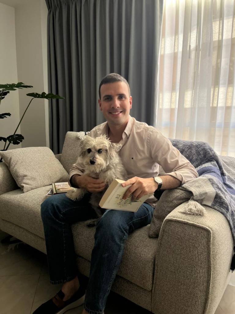 $!Entre libros y la compañía inseparable de Coco, Juan Carlos encuentra el equilibrio que necesita para desconectarse del ritmo vertiginoso de la televisión.