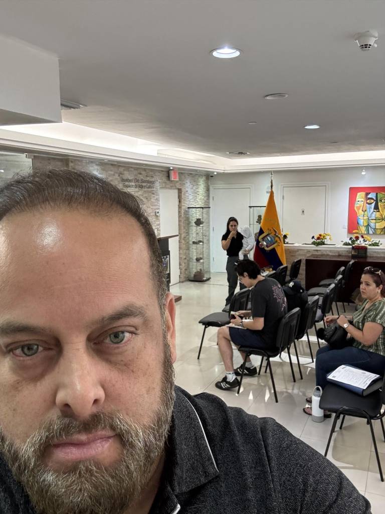 $!Fotografía publicada por Jordán por medio de X en la que aparece en el Consulado de Ecuador en Miami.