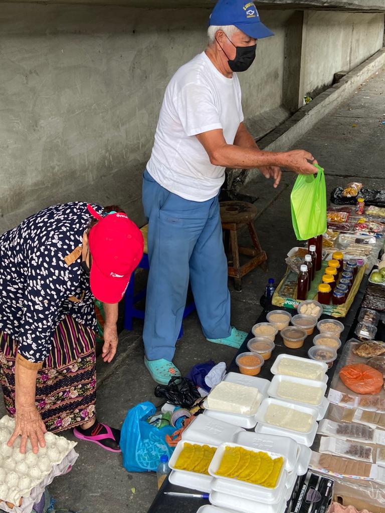$!“Solo queremos ser felices”: dos abuelos que se ganan la vida bajo un puente en Guayaquil