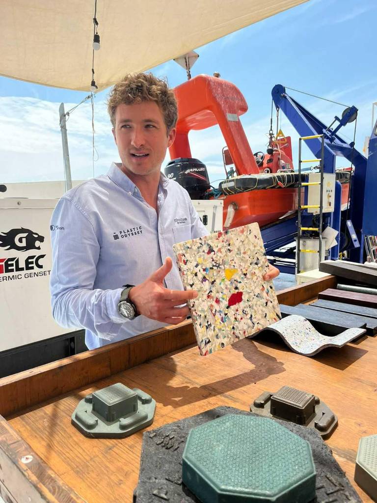 $!El cofundador de Plastic Odyssey, Simon Bernard muestra los tipos de objetos en los que se puede convertir el plástico una vez reciclado y transformado.