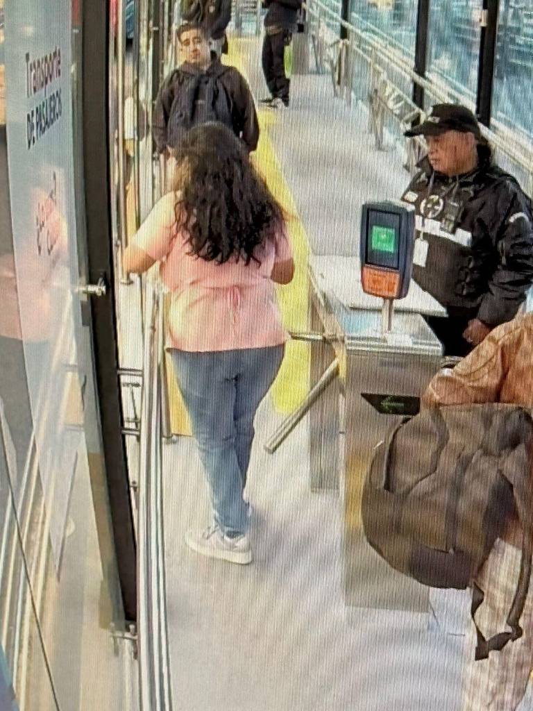 $!Joselyn Oña Cando en una parada del trole.