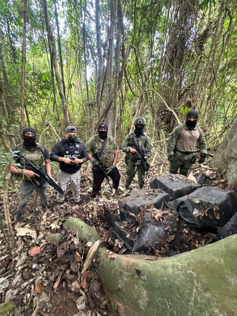 $!Fotografía que muestra los empaques de droga incautados junto a personal de las FF.AA. y Policía.