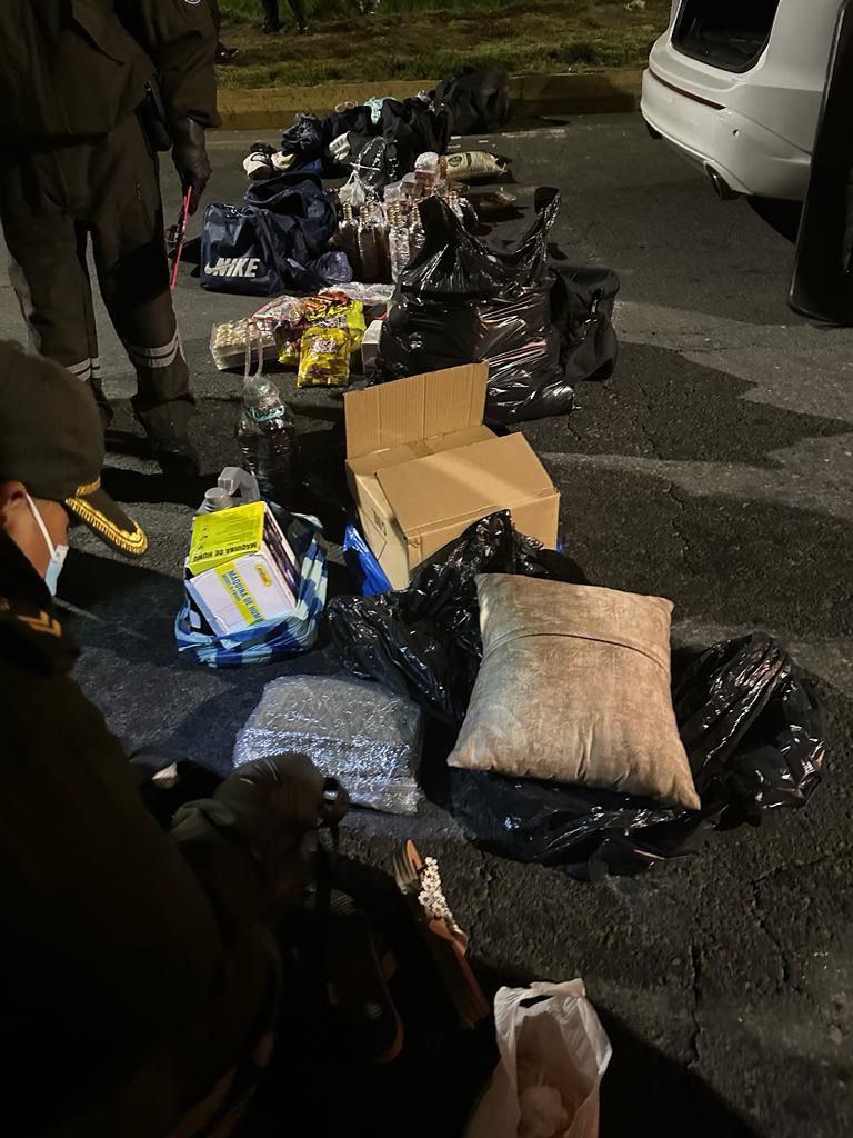 $!Tres personas, entre ellas dos presos, intentaron ingresar armas y otros objetos a la cárcel de Cotopaxi