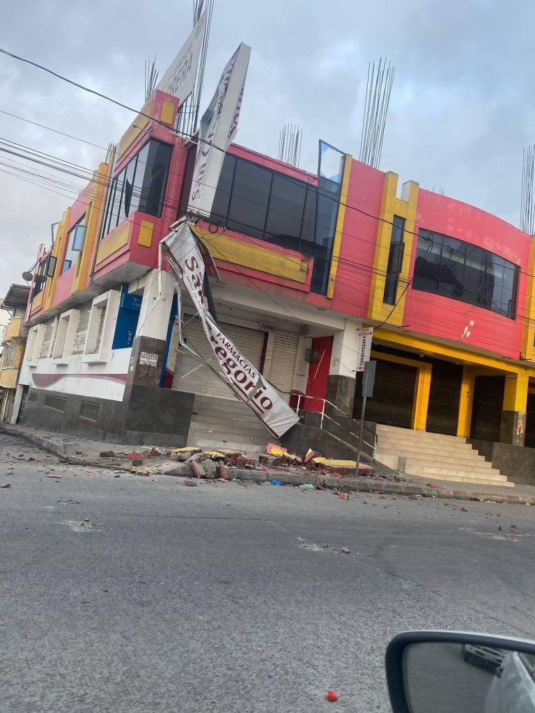 $!Temblor de magnitud 6 en Esmeraldas causa estragos y se siente en 10 provincias: hay daños en infraestructuras