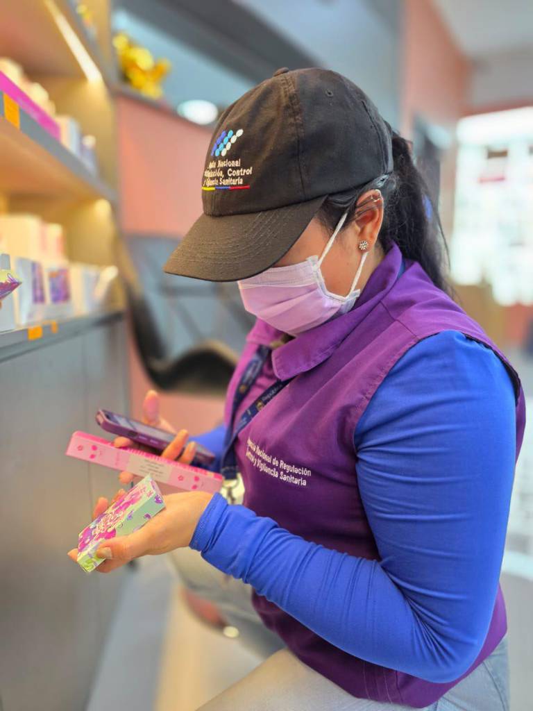 $!Una agente de la ARCSA inspecciona productos en un local de La Bahía, en el centro de Guayaquil.