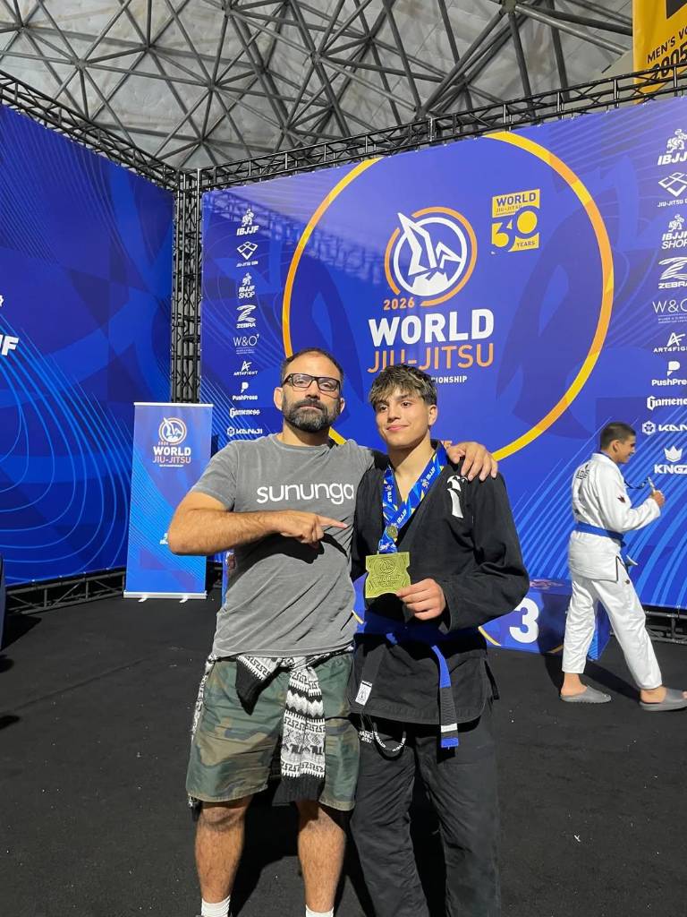 $!Jorge posa junto a su padre, Fernando Soluço Di Pierro, y muestra su medalla del bronce del Campeonato Mundial de la IBJJF.