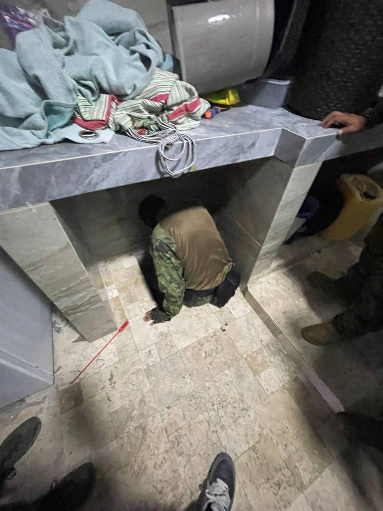 $!Militar ingresando al búnker donde fue capturado alias Fito.