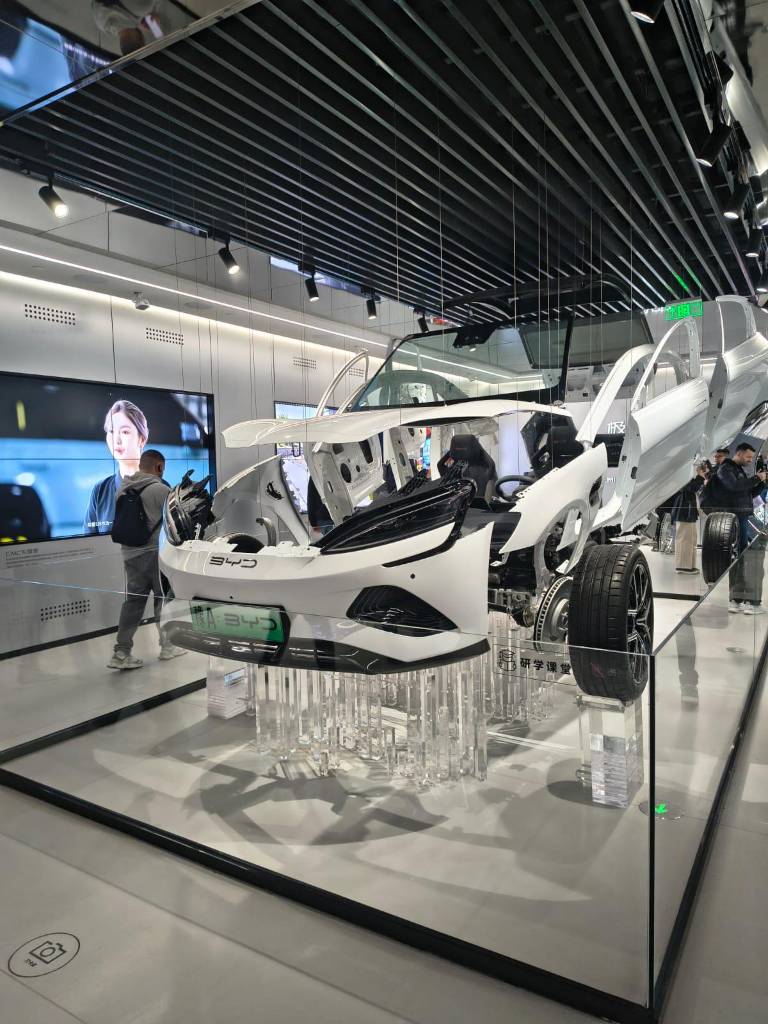 $!Un vehículo marca BYD con las partes separadas.