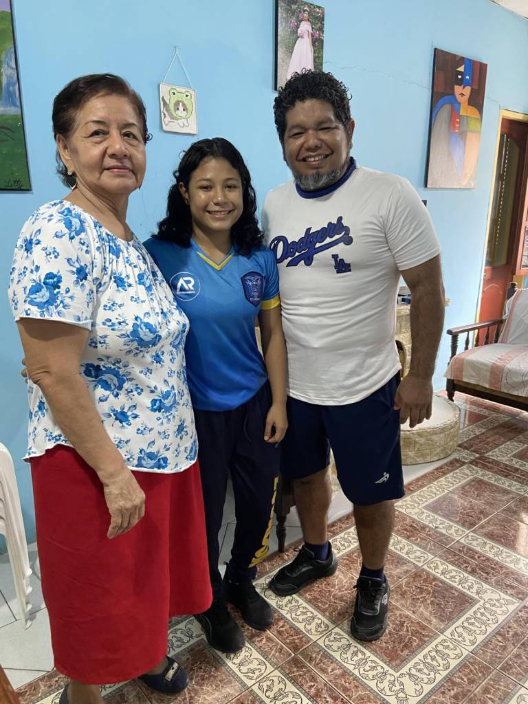 $!Vicky con su tío Víctor y su abuelita Mery.