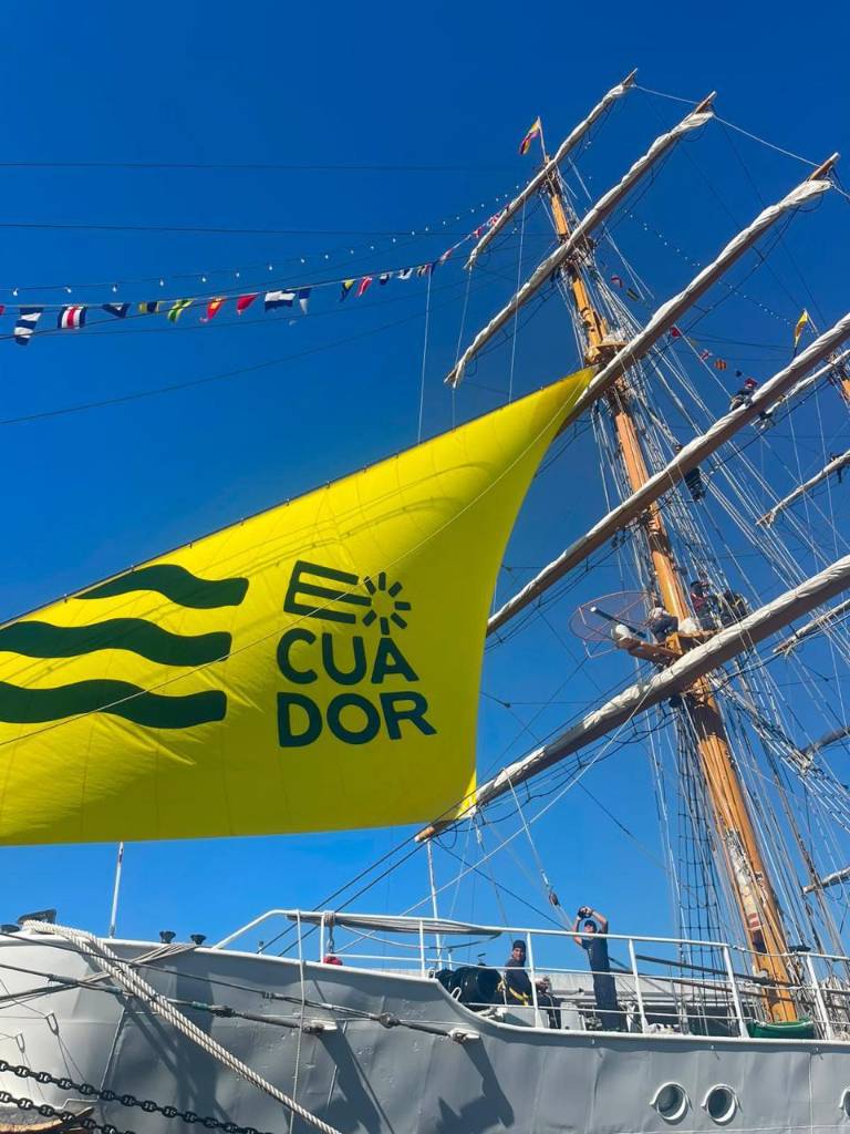 $!A la par de la bandera de Ecuador, también se ondeó el logo de la nueva marca país.