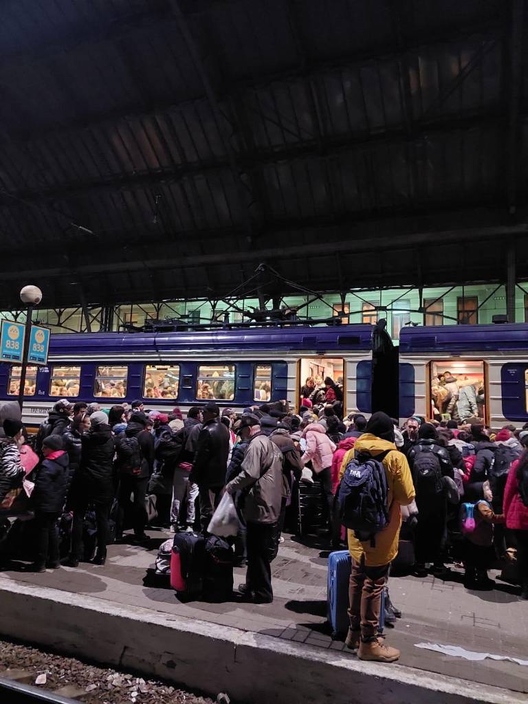 $!Un grupo de personas intenta entrar a un tren para ir hasta Polonia.