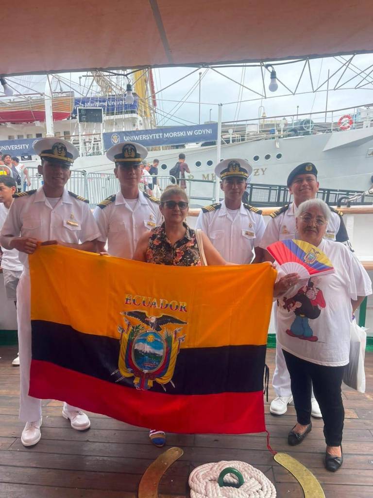 $!Visitantes sostienen la bandera ecuatoriana junto a tripulación del Buque Escuela Guayas.