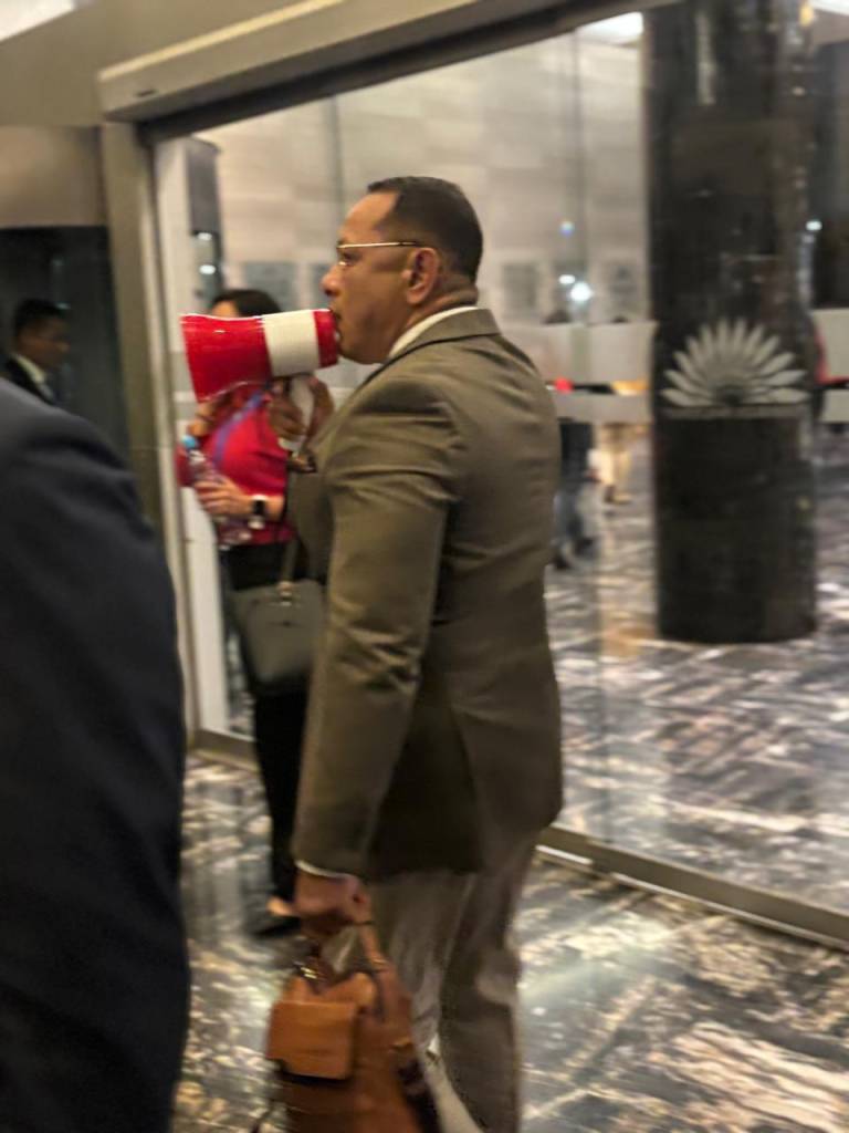 $!Ronal González irrumpió en la Asamblea con un megáfono.