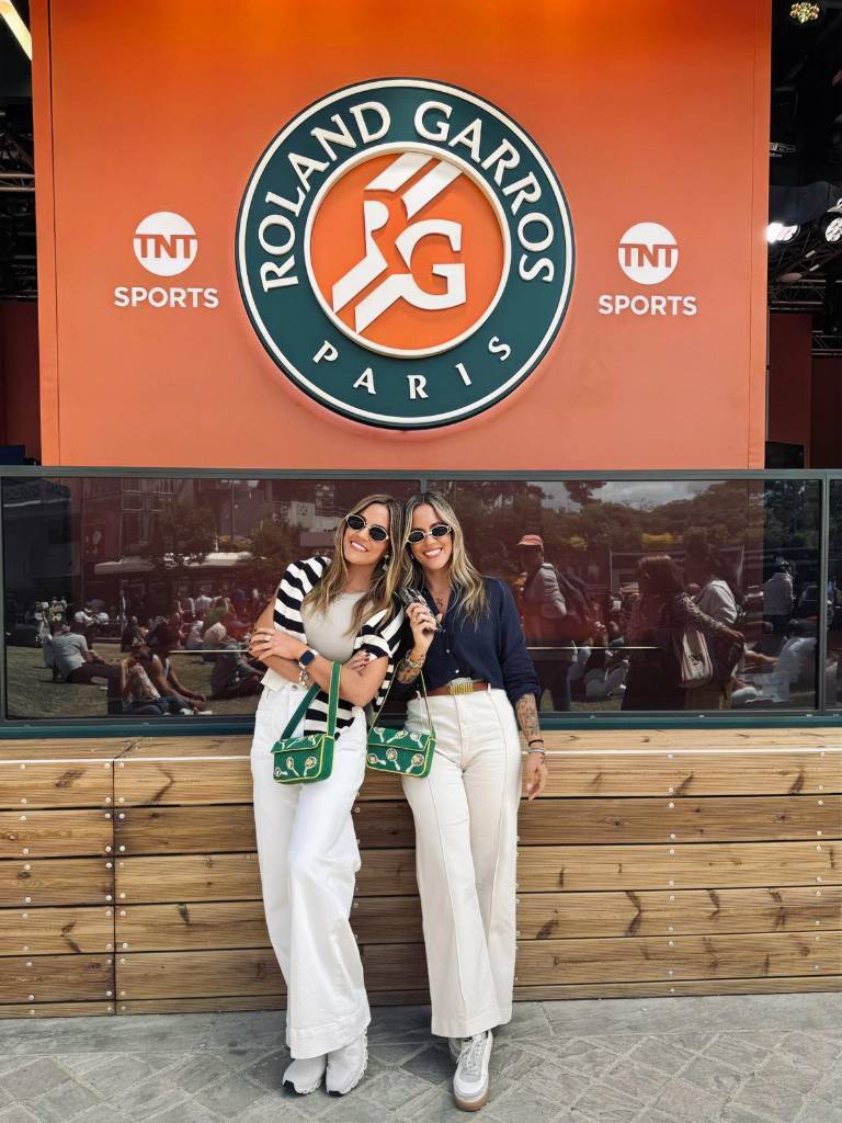 $!Foto de las gemelas Carrera durante su viaje a París para ir a su primer Roland Garros.
