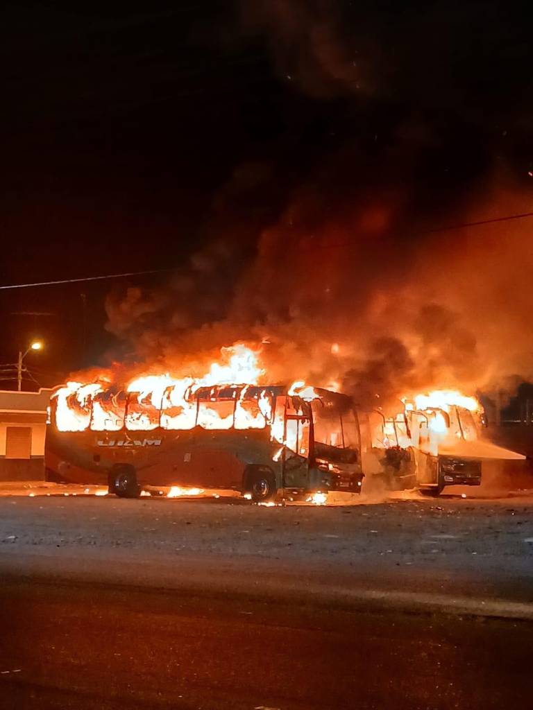 $!Fotografía de uno de los buses que el presunto extorsionador prendió en fuego.