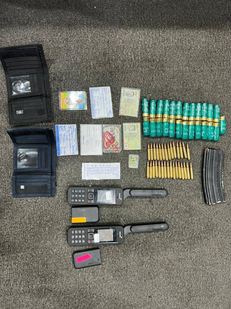 $!Armada y Policía capturan a dos sujetos a bordo de una lancha con drogas, cerca de Galápagos