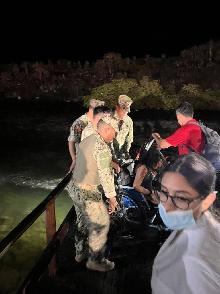 $!Una de las personas heridas por el naufragio ocurrido cerca de Puerto Ayora.