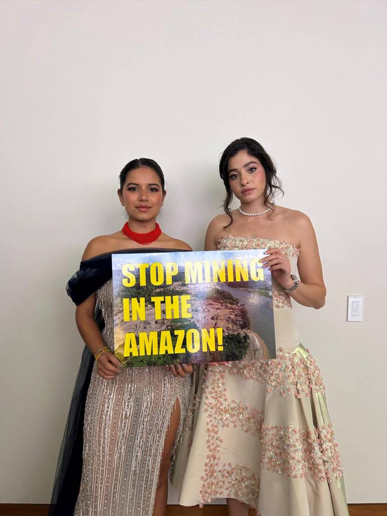 $!Helena Gualinga junto a la reconocida exnadadora olímpica y refugiada siria Yusra Mardini, sosteniendo un cartel con el mensaje: “Detengan la minería en el Amazonas”, durante el evento GCFA 2024.