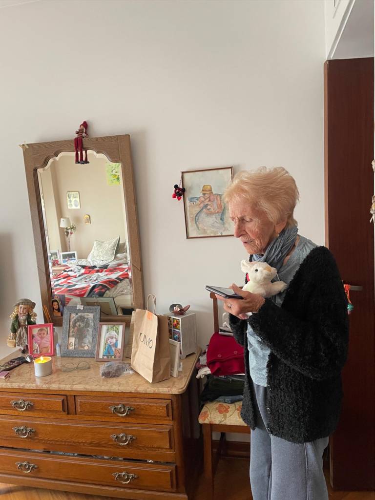 $!Abuela de 96 años nunca tuvo juguetes y su nieta decidió regalarle peluches: los besa y llora