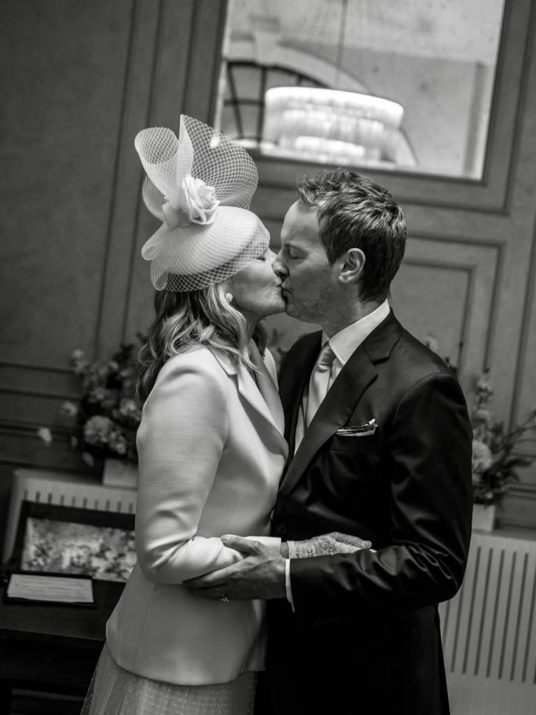 $!Imagen del instagram de Kim Cattrall donde se deja ver con su traje nupcial besando a su ahora esposo Russell Thomas.