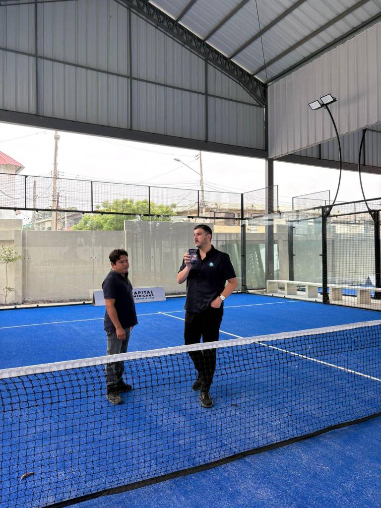 $!El alcalde Aquiles Alvarez en la cancha de pádel ubicada en Urdesa.