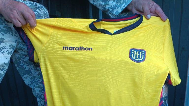 Incautan cargamento de camisetas falsificadas de la Tricolor en operativo de control aduanero