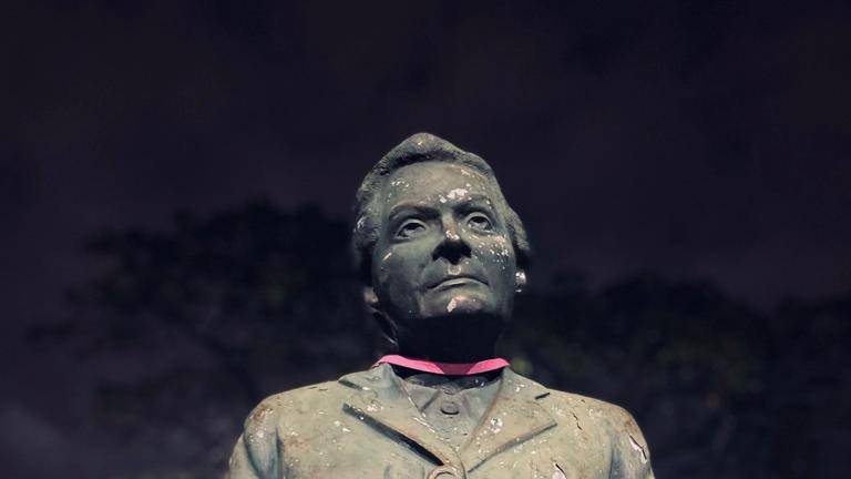 Monumentos amanecieron con cintas rosa debido una campaña para eliminar la discriminación de género por precio.