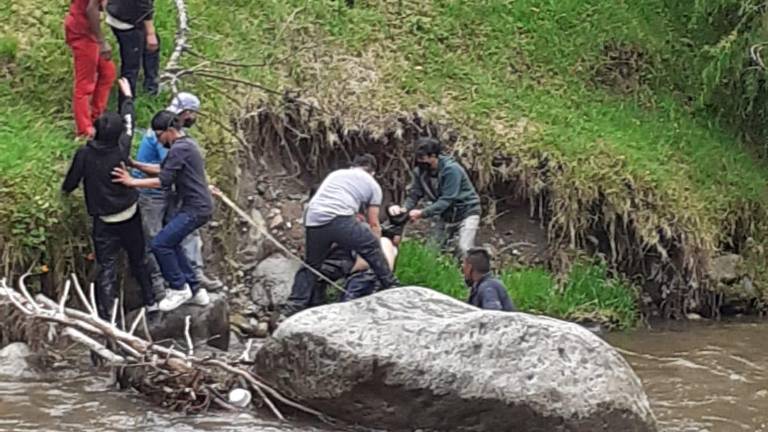 Adolescente muere mientras jugaba carnaval en Cuenca