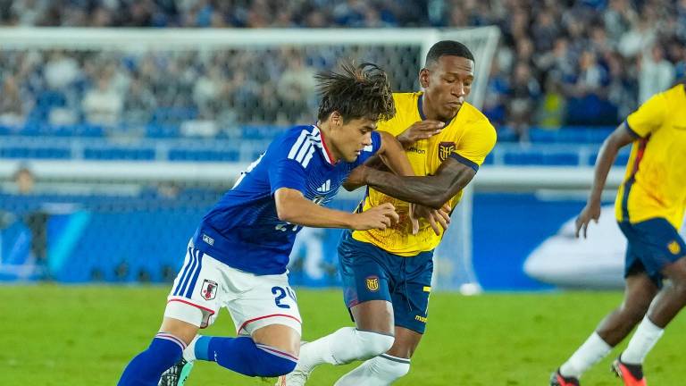 Kaishū Sano enfrentando a Pervis Estupiñán en la Copa Kirin.