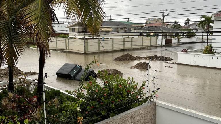 En Salinas, en Santa Elena, se registran inundaciones