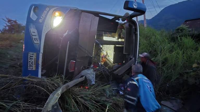 Trágico accidente en Bolívar: bus cae a un abismo y deja cinco muertos