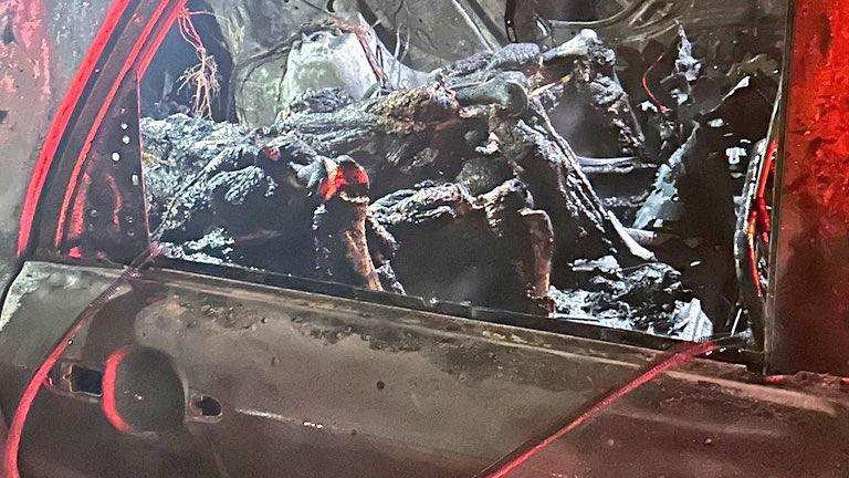 Terrorismo en Guayaquil: queman un carro con tres personas adentro en la Isla Trinitaria