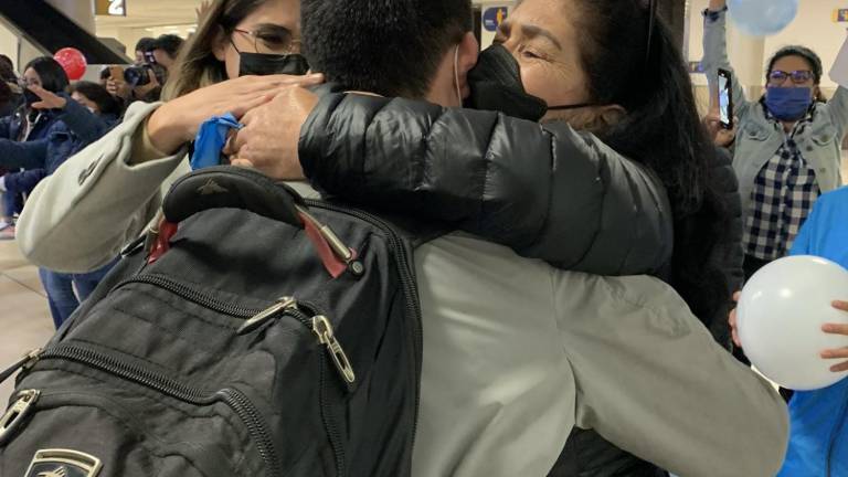 Llegan a Quito siete ecuatorianos que México ayudó a evacuar desde Bucarest