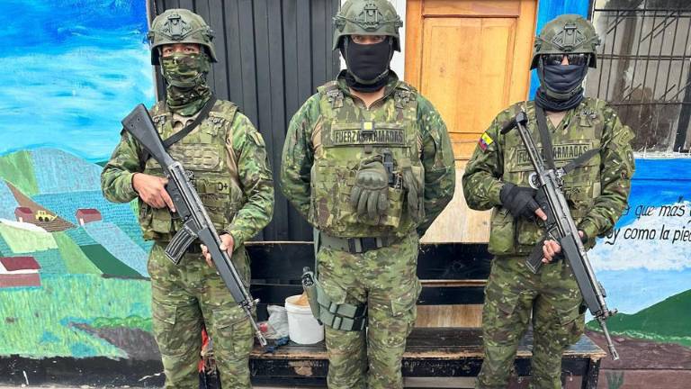 Militares hallan hueco en cárcel de Riobamba tras operativo que decomisó droga, armas y licor