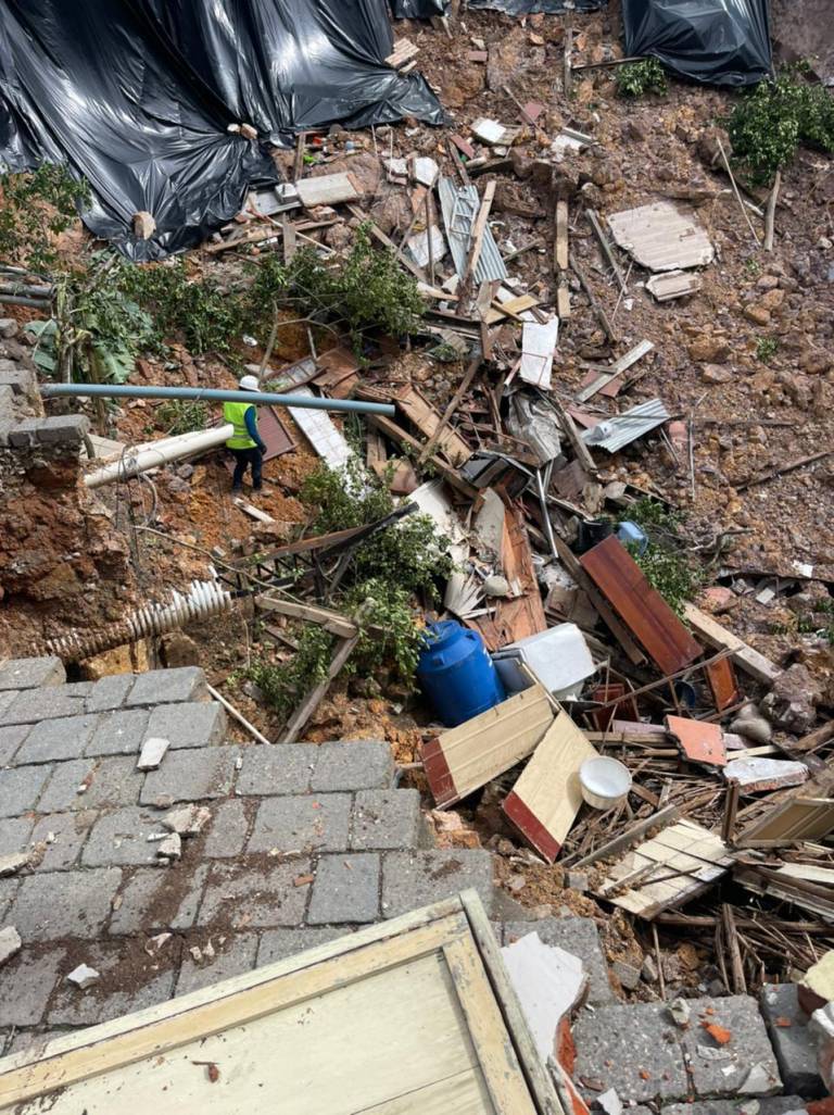 $!Los instantes de terror para rescatar a quienes habitaban una de las casas desplomadas en Zaruma
