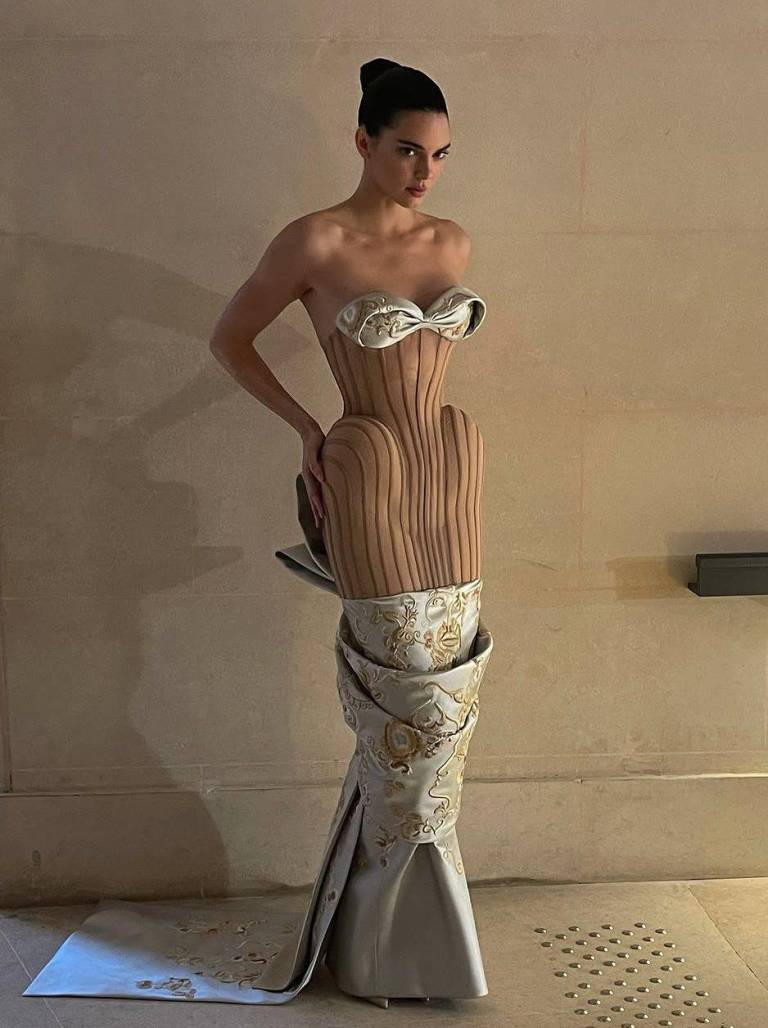 $!Kendall Jenner luciendo uno de los diseños de Schiaparelli, ella desfiló para la firma la cual presentó en la Semana de la Moda de París, su colección de Alta Costura de primavera/verano 2025.