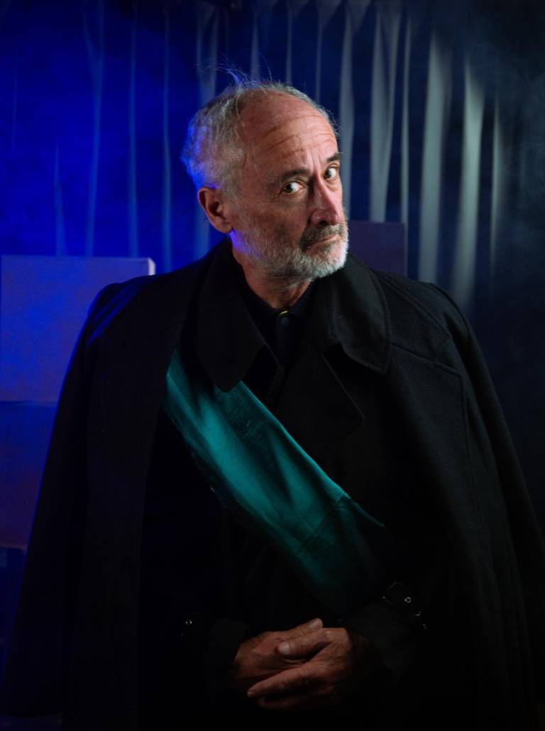 $!Diego Naranjo (Baptista) es el padre pragmático que quiere casar a sus dos hijas dejando la importancia del amor en segundo plano.