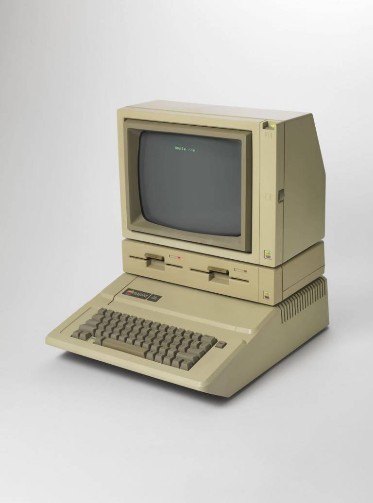 $!Fotografía del Apple II, la primera serie de microcomputadores de producción masiva de Apple.