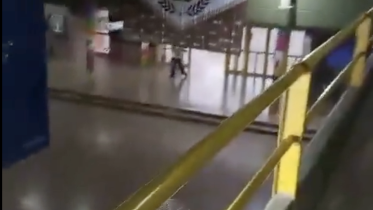 “Me dijeron que el chico fue primero a los baños de la parte alta. Ahí se encontró con la víctima y le disparó”, relató un alumno.