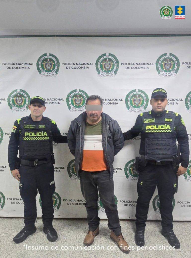 $!Fotografía que muestra a Chalá bajo custodia policial.